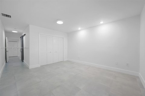 House in Southwest Ranches, Florida 4 bedrooms, 253.72 sq.m. № 1995097 - photo 18