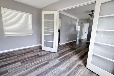 House in Saint Petersburg, Florida 2 bedrooms, 75.25 sq.m. № 2225652 - photo 5