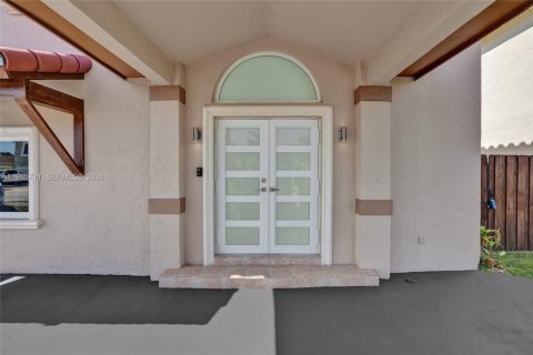 Villa ou maison à vendre à Miami, Floride: 5 chambres, 224.45 m2 № 2027317 - photo 5
