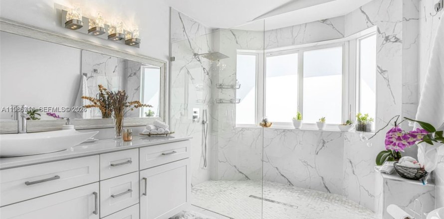 Villa ou maison à Miami, Floride 5 chambres, 224.45 m2 № 2027317