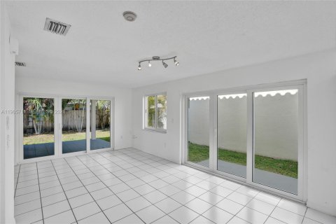 Villa ou maison à vendre à Miami, Floride: 5 chambres, 224.45 m2 № 2027317 - photo 10