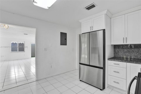 Villa ou maison à vendre à Miami, Floride: 5 chambres, 224.45 m2 № 2027317 - photo 18