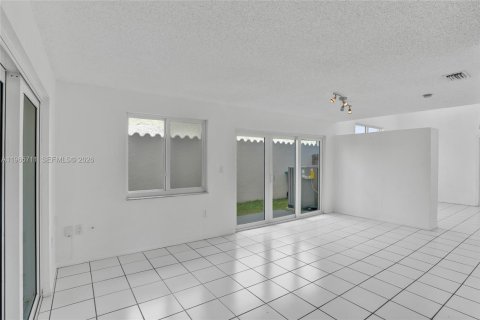 Villa ou maison à vendre à Miami, Floride: 5 chambres, 224.45 m2 № 2027317 - photo 13