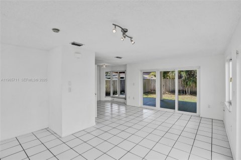 Villa ou maison à vendre à Miami, Floride: 5 chambres, 224.45 m2 № 2027317 - photo 11