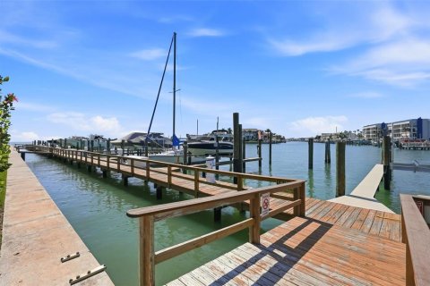 Townhouse in Tierra Verde, Florida 2 bedrooms, 139.35 sq.m. № 2195174 - photo 12