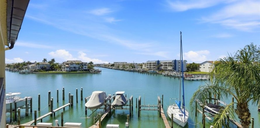 Townhouse in Tierra Verde, Florida 2 bedrooms, 139.35 sq.m. № 2195174
