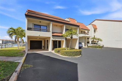 Townhouse in Tierra Verde, Florida 2 bedrooms, 139.35 sq.m. № 2195174 - photo 8