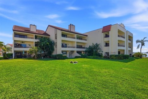 Townhouse in Tierra Verde, Florida 2 bedrooms, 139.35 sq.m. № 2195174 - photo 11