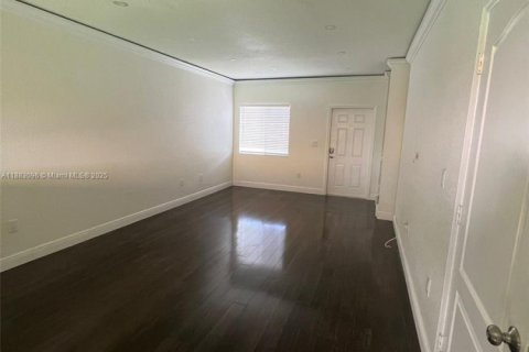 Снять в аренду таунхаус в Майами, Флорида 2 спальни, 104.98м2, № 1932099 - фото 3