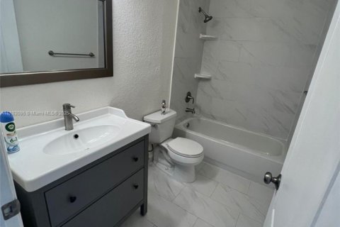 Снять в аренду таунхаус в Майами, Флорида 2 спальни, 104.98м2, № 1932099 - фото 11