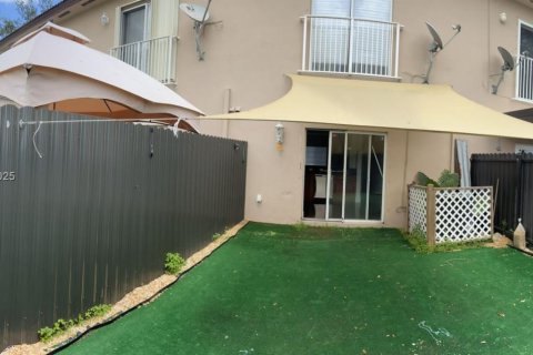 Снять в аренду таунхаус в Майами, Флорида 2 спальни, 104.98м2, № 1932099 - фото 16