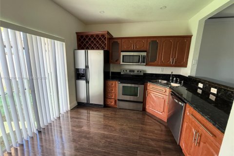 Снять в аренду таунхаус в Майами, Флорида 2 спальни, 104.98м2, № 1932099 - фото 21