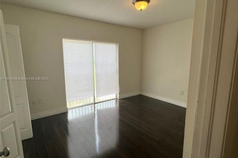 Снять в аренду таунхаус в Майами, Флорида 2 спальни, 104.98м2, № 1932099 - фото 10