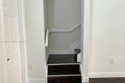 Снять в аренду таунхаус в Майами, Флорида 2 спальни, 104.98м2, № 1932099 - фото 2
