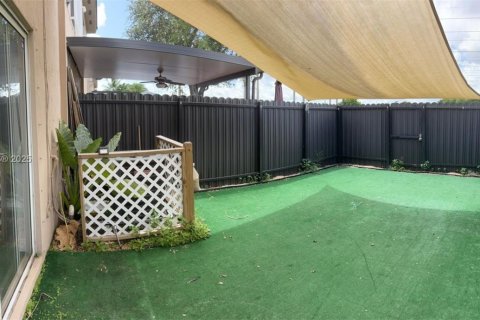 Снять в аренду таунхаус в Майами, Флорида 2 спальни, 104.98м2, № 1932099 - фото 15