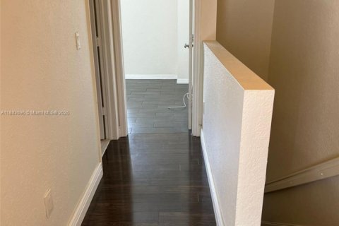 Снять в аренду таунхаус в Майами, Флорида 2 спальни, 104.98м2, № 1932099 - фото 6