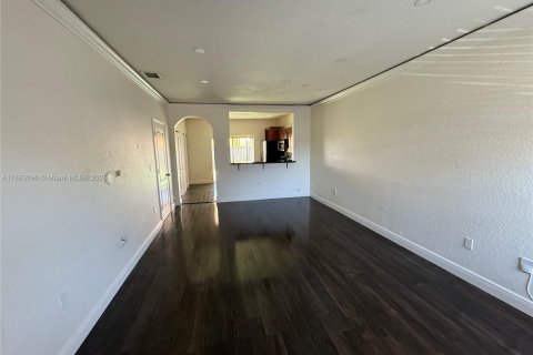 Снять в аренду таунхаус в Майами, Флорида 2 спальни, 104.98м2, № 1932099 - фото 20