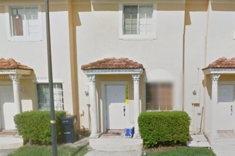 Снять в аренду таунхаус в Майами, Флорида 2 спальни, 104.98м2, № 1932099 - фото 1