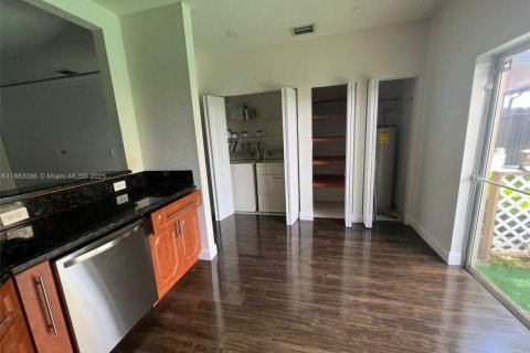 Снять в аренду таунхаус в Майами, Флорида 2 спальни, 104.98м2, № 1932099 - фото 4