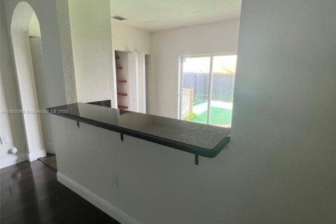 Снять в аренду таунхаус в Майами, Флорида 2 спальни, 104.98м2, № 1932099 - фото 5