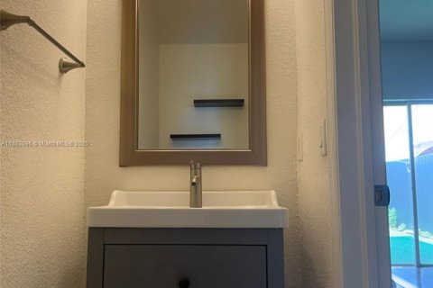 Снять в аренду таунхаус в Майами, Флорида 2 спальни, 104.98м2, № 1932099 - фото 14