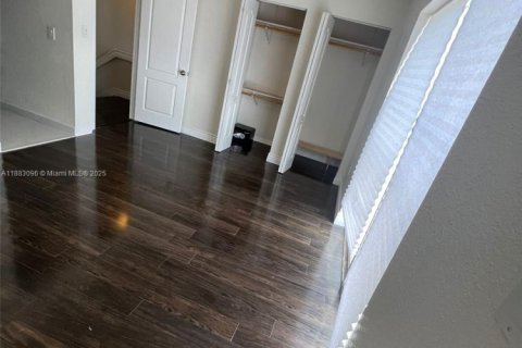 Снять в аренду таунхаус в Майами, Флорида 2 спальни, 104.98м2, № 1932099 - фото 7