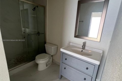 Снять в аренду таунхаус в Майами, Флорида 2 спальни, 104.98м2, № 1932099 - фото 12