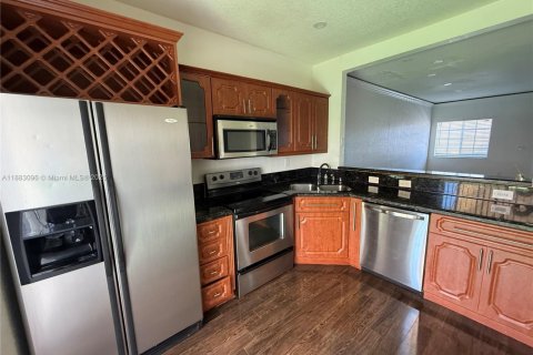 Снять в аренду таунхаус в Майами, Флорида 2 спальни, 104.98м2, № 1932099 - фото 22