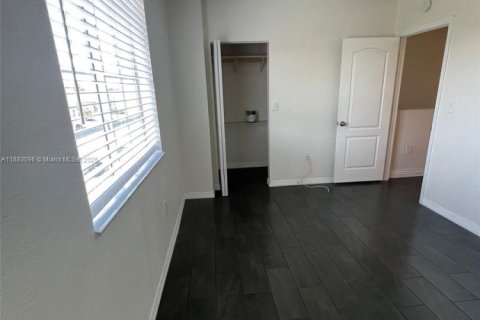 Снять в аренду таунхаус в Майами, Флорида 2 спальни, 104.98м2, № 1932099 - фото 8