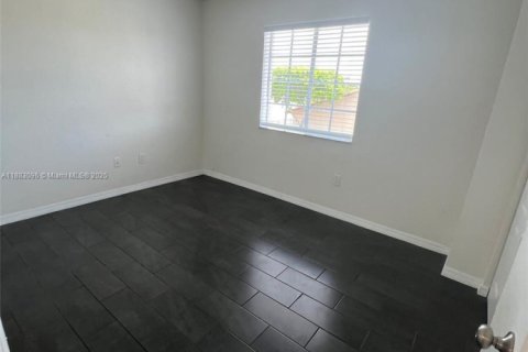 Снять в аренду таунхаус в Майами, Флорида 2 спальни, 104.98м2, № 1932099 - фото 9