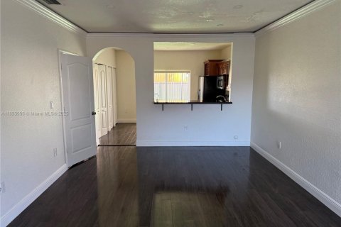 Снять в аренду таунхаус в Майами, Флорида 2 спальни, 104.98м2, № 1932099 - фото 19