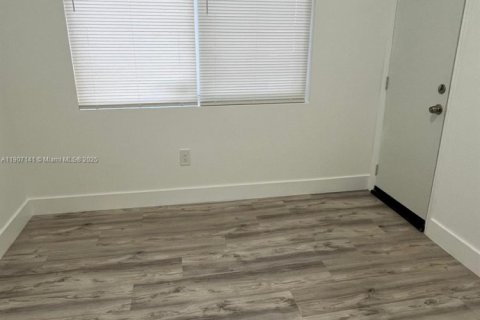 Снять в аренду квартиру в Майами, Флорида 2 спальни, 39.48м2, № 1963818 - фото 6