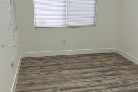 Снять в аренду квартиру в Майами, Флорида 2 спальни, 39.48м2, № 1963818 - фото 4