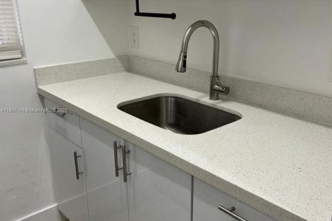 Снять в аренду квартиру в Майами, Флорида 2 спальни, 39.48м2, № 1963818 - фото 3