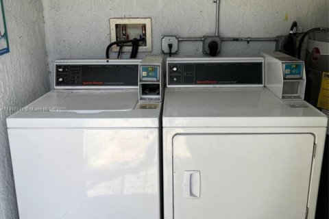 Снять в аренду квартиру в Майами, Флорида 2 спальни, 39.48м2, № 1963818 - фото 9