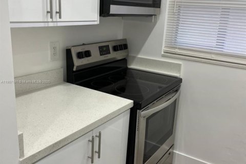 Снять в аренду квартиру в Майами, Флорида 2 спальни, 39.48м2, № 1963818 - фото 2