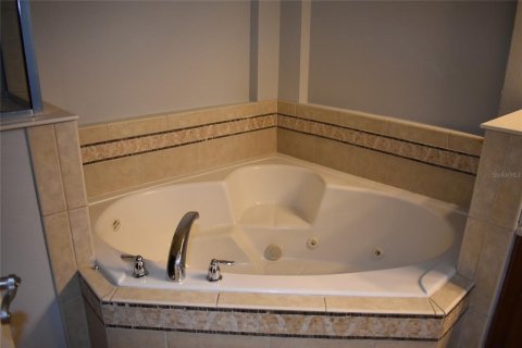 House in Mount Dora, Florida 4 bedrooms, 201.13 sq.m. № 1903352 - photo 17