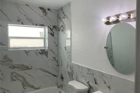 House in West Park, Florida 4 bedrooms, 128.02 sq.m. № 2378639 - photo 5