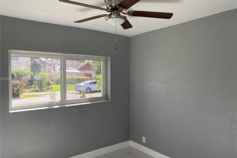 House in West Park, Florida 4 bedrooms, 128.02 sq.m. № 2378639 - photo 7