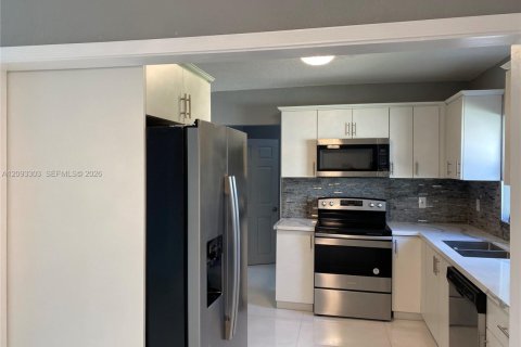 House in West Park, Florida 4 bedrooms, 128.02 sq.m. № 2378639 - photo 6