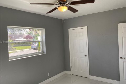 House in West Park, Florida 4 bedrooms, 128.02 sq.m. № 2378639 - photo 8