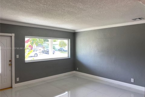 House in West Park, Florida 4 bedrooms, 128.02 sq.m. № 2378639 - photo 2