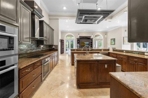House in Miami, Florida 6 bedrooms, 829.9 sq.m. № 1957240 - photo 19