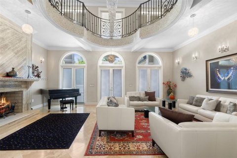 House in Miami, Florida 6 bedrooms, 829.9 sq.m. № 1957240 - photo 12