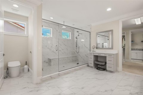 House in Winter Garden, Florida 5 bedrooms, 448.9 sq.m. № 2296389 - photo 18