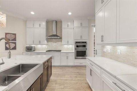 House in Winter Garden, Florida 5 bedrooms, 448.9 sq.m. № 2296389 - photo 13