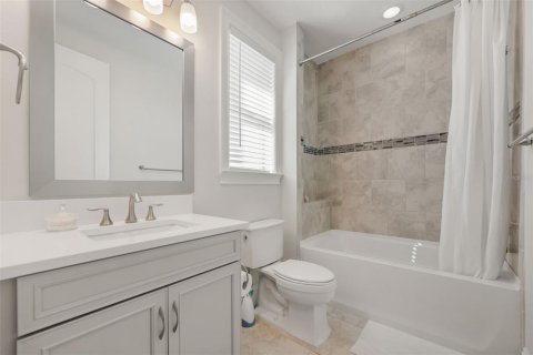 House in Winter Garden, Florida 5 bedrooms, 448.9 sq.m. № 2296389 - photo 28