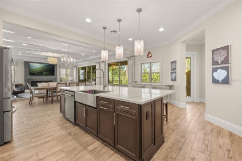House in Winter Garden, Florida 5 bedrooms, 448.9 sq.m. № 2296389 - photo 12