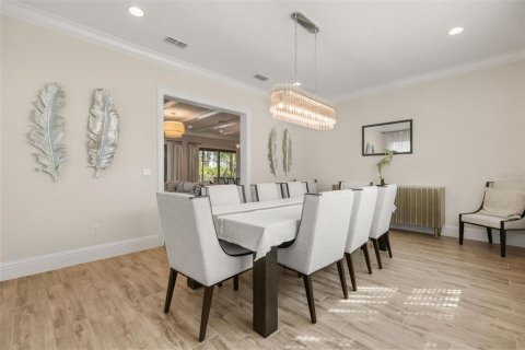House in Winter Garden, Florida 5 bedrooms, 448.9 sq.m. № 2296389 - photo 8