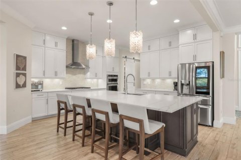 House in Winter Garden, Florida 5 bedrooms, 448.9 sq.m. № 2296389 - photo 10